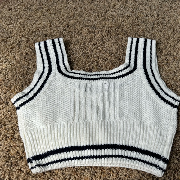 Women’s size small cropped sweater - Picture 3 of 5